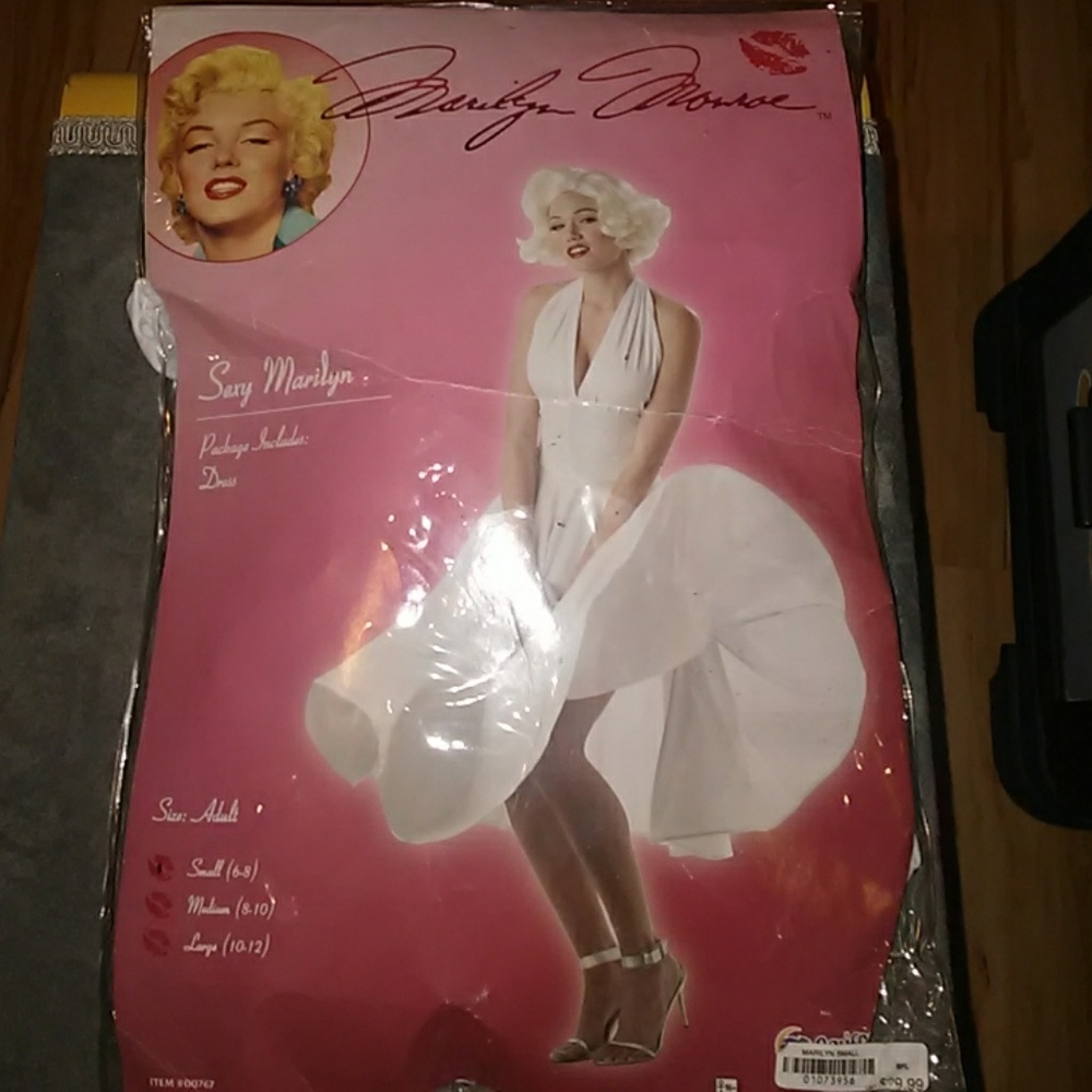 Marilyn Monroe costume Spirit Halloween small